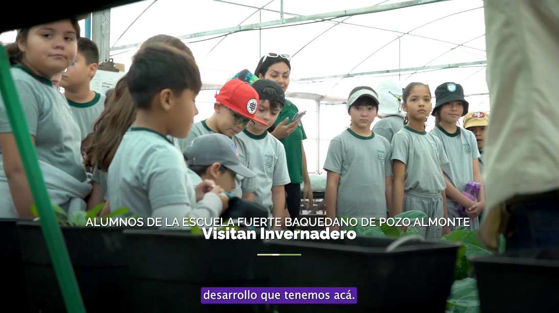 Alumnos de la Escuela Fuerte Baquedano de Pozo Almonte visitaron invernadero